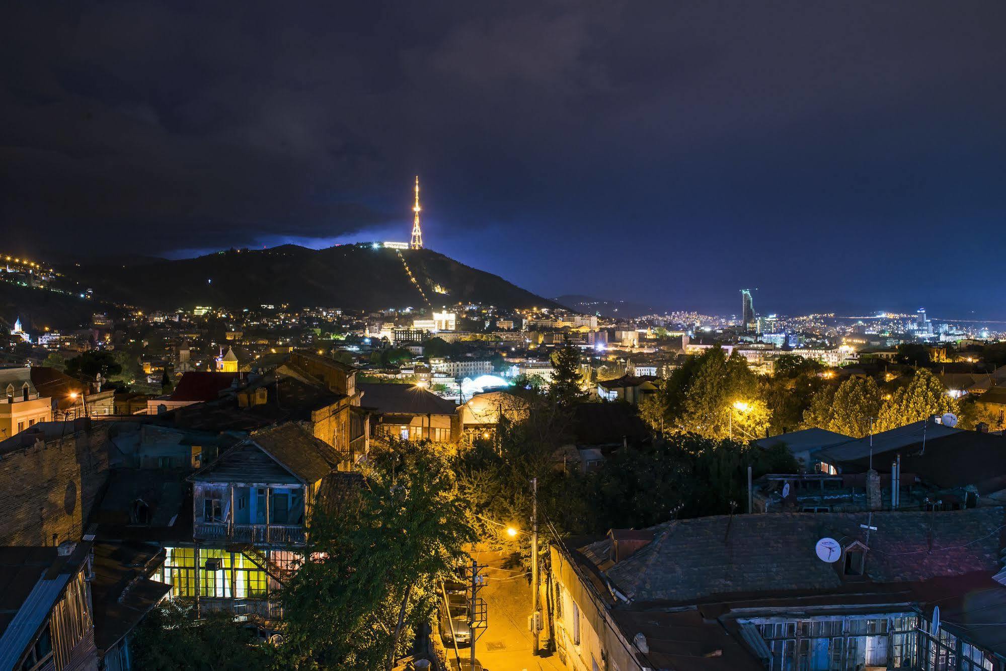 Tbilisi Inn Екстер'єр фото